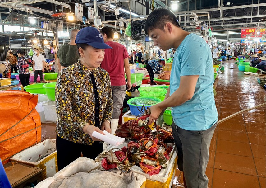 quang-ninh-kh225ch-du-lich-ru-nhau-mua-hai-san-tieu-thuong-39d243ng-th249ng-xop39-moi-tay_2.jpg quang-ninh-kh225ch-du-lich-ru-nhau-mua-hai-san-tieu-thuong-39d243ng-th249ng-xop39-moi-tay_2.jpg