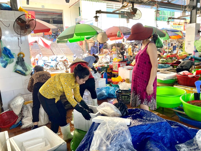 quang-ninh-kh225ch-du-lich-ru-nhau-mua-hai-san-tieu-thuong-39d243ng-th249ng-xop39-moi-tay_4.jpg quang-ninh-kh225ch-du-lich-ru-nhau-mua-hai-san-tieu-thuong-39d243ng-th249ng-xop39-moi-tay_4.jpg