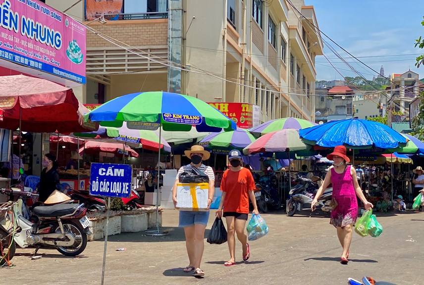 quang-ninh-kh225ch-du-lich-ru-nhau-mua-hai-san-tieu-thuong-39d243ng-th249ng-xop39-moi-tay_8.jpg quang-ninh-kh225ch-du-lich-ru-nhau-mua-hai-san-tieu-thuong-39d243ng-th249ng-xop39-moi-tay_8.jpg