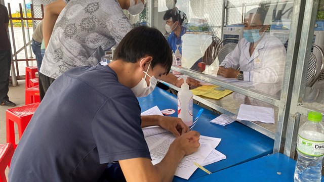 Quảng Ninh: Không bắt buộc người lao động, người già, trẻ em phải tiêm đủ 2 mũi vaccine khi vào tỉnh
