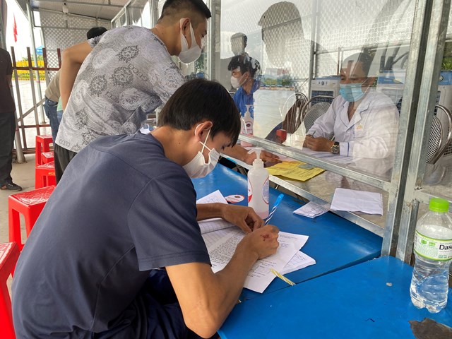 quang-ninh-kh244ng-bat-buoc-nguoi-lao-dong-nguoi-gi224-tre-em-phai-ti234m-du-2-mui-vaccine-khi-v224o-tinh_1.jpg quang-ninh-kh244ng-bat-buoc-nguoi-lao-dong-nguoi-gi224-tre-em-phai-ti234m-du-2-mui-vaccine-khi-v224o-tinh_1.jpg