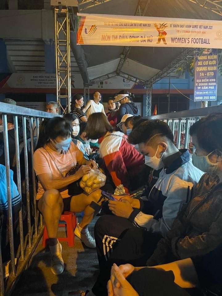 quang-ninh-nguoi-h226m-mo-xep-h224ng-xuy234n-d234m-de-nhan-v233-v224o-xem-b225n-ket-b243ng-d225-nu_2.jpg quang-ninh-nguoi-h226m-mo-xep-h224ng-xuy234n-d234m-de-nhan-v233-v224o-xem-b225n-ket-b243ng-d225-nu_2.jpg