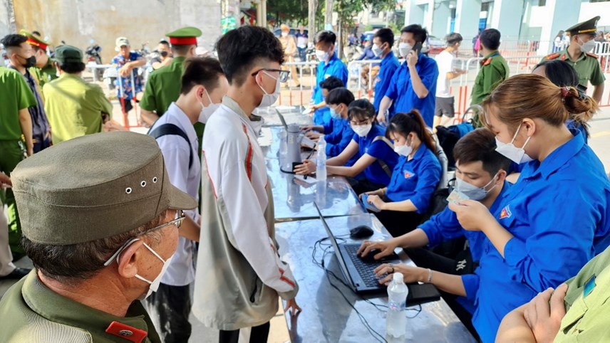 quang-ninh-nguoi-h226m-mo-xep-h224ng-xuy234n-d234m-de-nhan-v233-v224o-xem-b225n-ket-b243ng-d225-nu_7.jpg quang-ninh-nguoi-h226m-mo-xep-h224ng-xuy234n-d234m-de-nhan-v233-v224o-xem-b225n-ket-b243ng-d225-nu_7.jpg