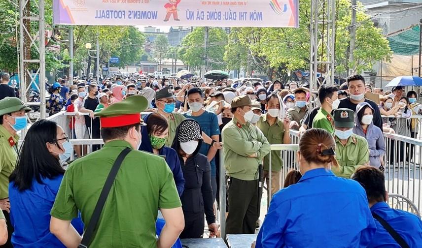 quang-ninh-nguoi-h226m-mo-xep-h224ng-xuy234n-d234m-de-nhan-v233-v224o-xem-b225n-ket-b243ng-d225-nu_8.jpg quang-ninh-nguoi-h226m-mo-xep-h224ng-xuy234n-d234m-de-nhan-v233-v224o-xem-b225n-ket-b243ng-d225-nu_8.jpg