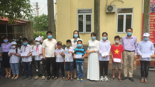 Quảng Ninh: Tặng quà và khen thưởng học sinh khuyết tật, mồ côi