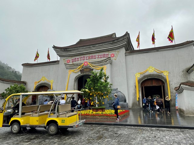 quang-ninh-th237-diem-d243n-kh225ch-ngoai-tinh-v224o-tuan-ch226u-v224-y234n-tu_1.jpg quang-ninh-th237-diem-d243n-kh225ch-ngoai-tinh-v224o-tuan-ch226u-v224-y234n-tu_1.jpg