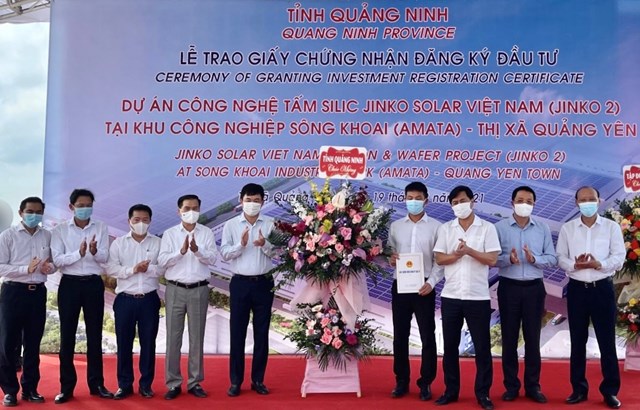 quang-ninh-trao-giay-chung-nhan-dang-k253-dau-tu-du-225n-hon-365-trieu-usd_1.jpg quang-ninh-trao-giay-chung-nhan-dang-k253-dau-tu-du-225n-hon-365-trieu-usd_1.jpg