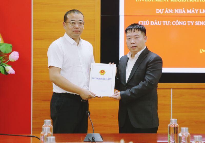 Lãnh đạo Ban Quản lý Khu Kinh tế Quảng Ninh trao Giấy chứng nhận đầu tư dự án Dự án Nhà máy Lioncore Việt Nam 2 tại KCN Đông Mai, TX Quảng Yên Lãnh đạo Ban Quản lý Khu Kinh tế Quảng Ninh trao Giấy chứng nhận đầu tư dự án Dự án Nhà máy Lioncore Việt Nam 2 tại KCN Đông Mai, TX Quảng Yên