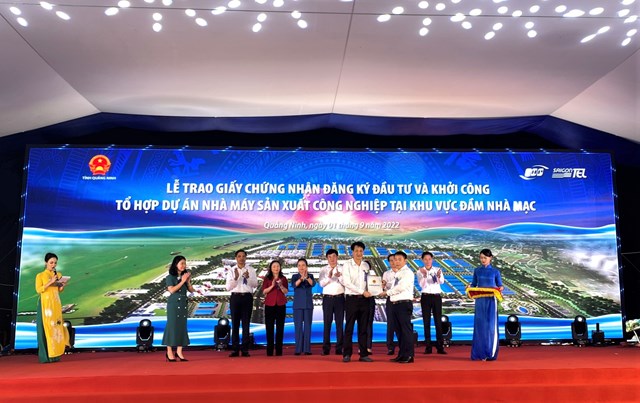 quang-ninh-trao-giay-chung-nhan-dau-tu-to-hop-du-225n-nh224-m225y-san-xuat-c244ng-nghiep-hon-2700-ty_1.jpg