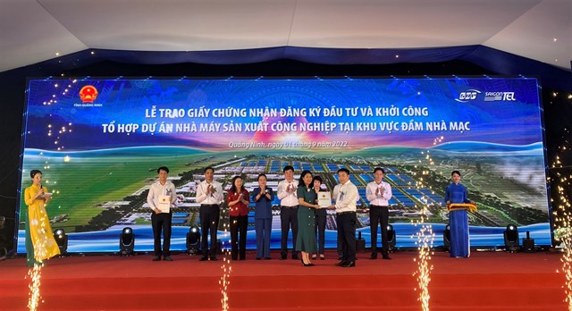 quang-ninh-trao-giay-chung-nhan-dau-tu-to-hop-du-225n-nh224-m225y-san-xuat-c244ng-nghiep-hon-2700-ty_2.jpg