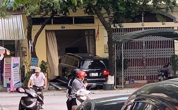 Quảng Ninh: Xe sang tông thẳng nhà dân rồi gây tai nạn liên hoàn khiến 1 người tử vong