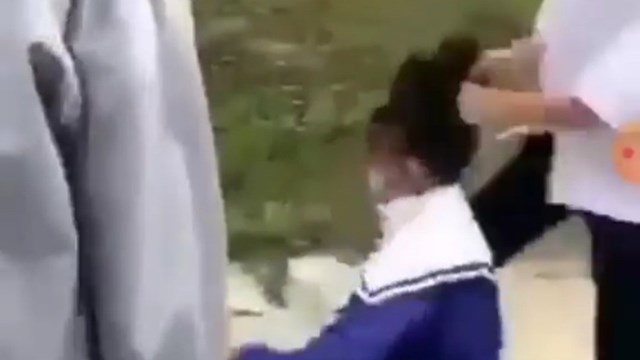 Quảng Trị: 2 học sinh lớp 8 đánh đập, bắt bạn quỳ xin lỗi