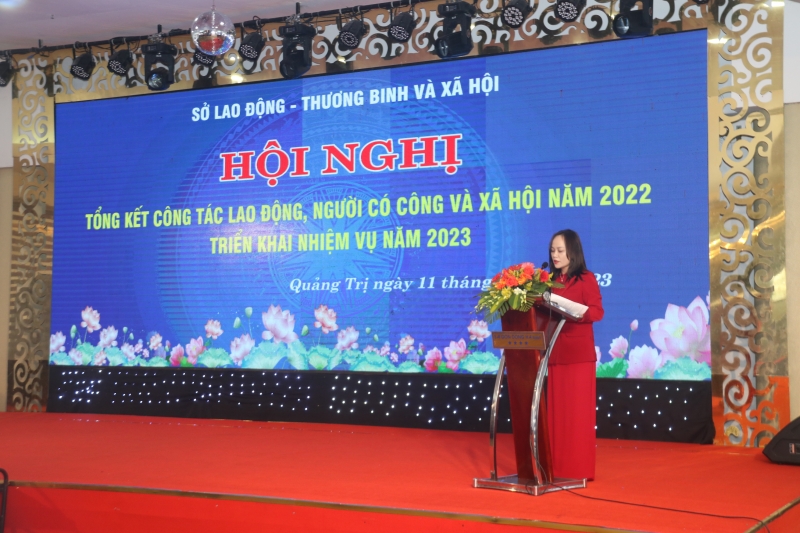 Bà Lê Nguyễn Huyền Trang - Phó Giám đốc Sở LĐ-TB&XH tỉnh Quảng Trị báo cáo tại hội nghị