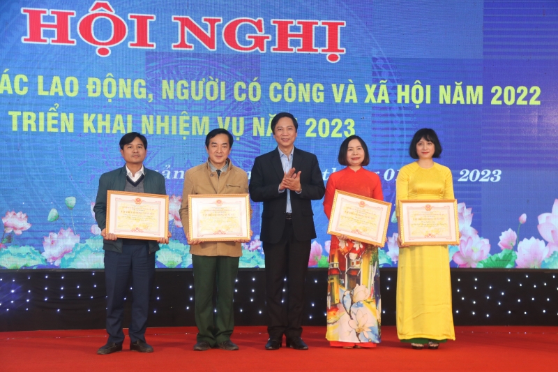 Phó Chủ tịch UBND tỉnh Quảng Trị thừa uỷ quyền, trao tặng Bằng khen của Bộ trưởng Bộ LĐ-TB&XH cho các tập thể, cá nhân thuộc Sở LĐ-TB&XH tỉnh có thành tích xuất sắc trong năm 2022