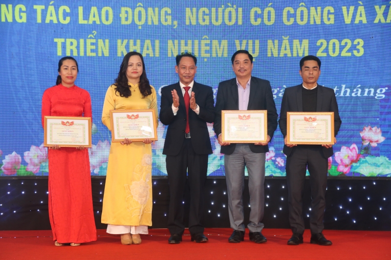 Tặng Bằng khen của Chủ tịch UBND tỉnh Quảng Trị cho các tập thể, cá nhân có thành tích xuất sắc