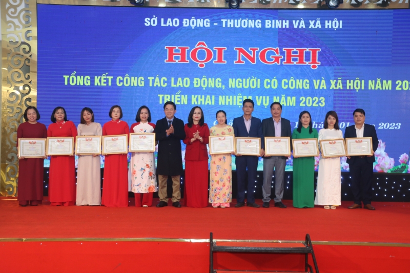 Tặng Giấy khen của Giám đốc Sở LĐ-TB&XH tỉnh Quảng Trị cho các tập thể, cá nhân có thành tích xuất sắc trong công tác lao động, người có công và xã hội năm 2022