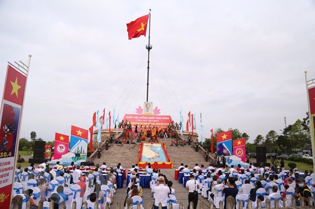 Lễ thượng cờ Thống nhất non sông tại Đôi bờ Hiền Lương - Bến Hải (Ảnh: TTXVN)