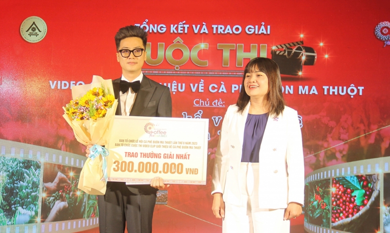 Trưởng Ban tổ chức Cuộc thi H’Yim Kđoh trao giải cho tác giả đạt giải Nhất tác giả Trần Anh Đạt.