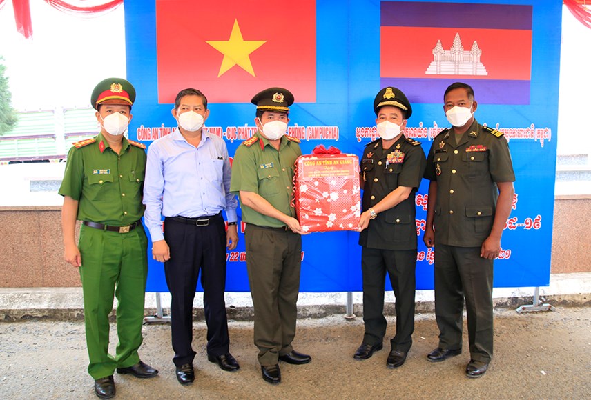 quoc-vuong-campuchia-tang-hu226n-chuong-cho-dai-t225-dinh-van-noi_1.jpg quoc-vuong-campuchia-tang-hu226n-chuong-cho-dai-t225-dinh-van-noi_1.jpg