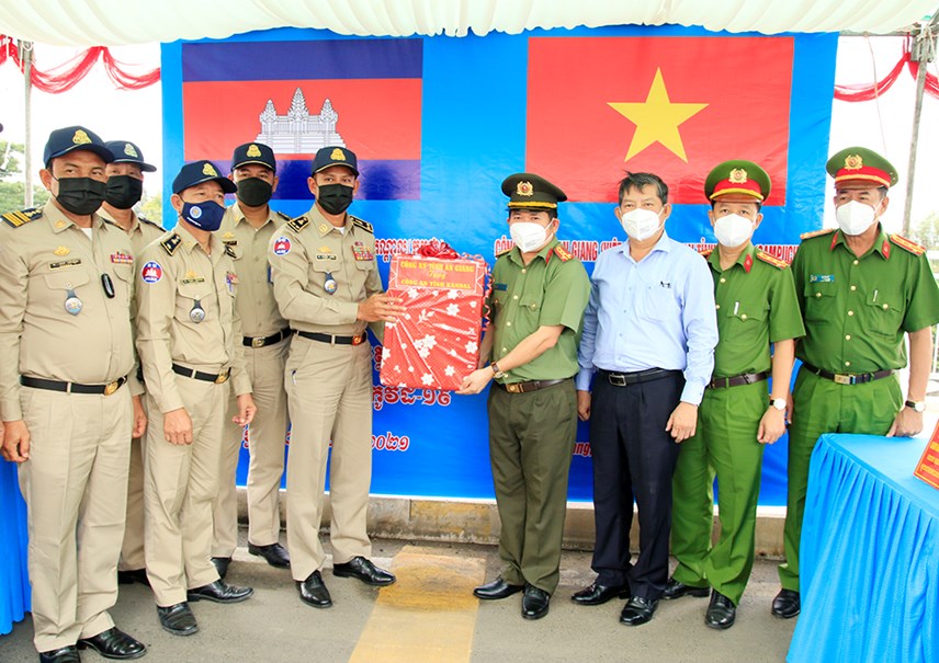 quoc-vuong-campuchia-tang-hu226n-chuong-cho-dai-t225-dinh-van-noi_3.jpg quoc-vuong-campuchia-tang-hu226n-chuong-cho-dai-t225-dinh-van-noi_3.jpg
