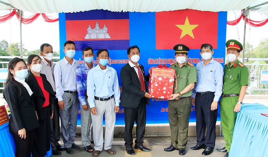 quoc-vuong-campuchia-tang-hu226n-chuong-cho-dai-t225-dinh-van-noi_4.jpg quoc-vuong-campuchia-tang-hu226n-chuong-cho-dai-t225-dinh-van-noi_4.jpg