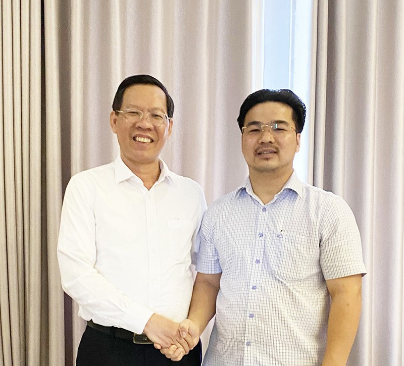 Chủ tịch UBND TP.HCM Phan Văn Mãi và ông Mai Vũ Minh (năm 2023) Chủ tịch UBND TP.HCM Phan Văn Mãi và ông Mai Vũ Minh (năm 2023)