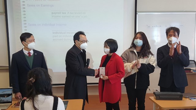Quyết tâm đón sinh viên trở lại trường học tập trung