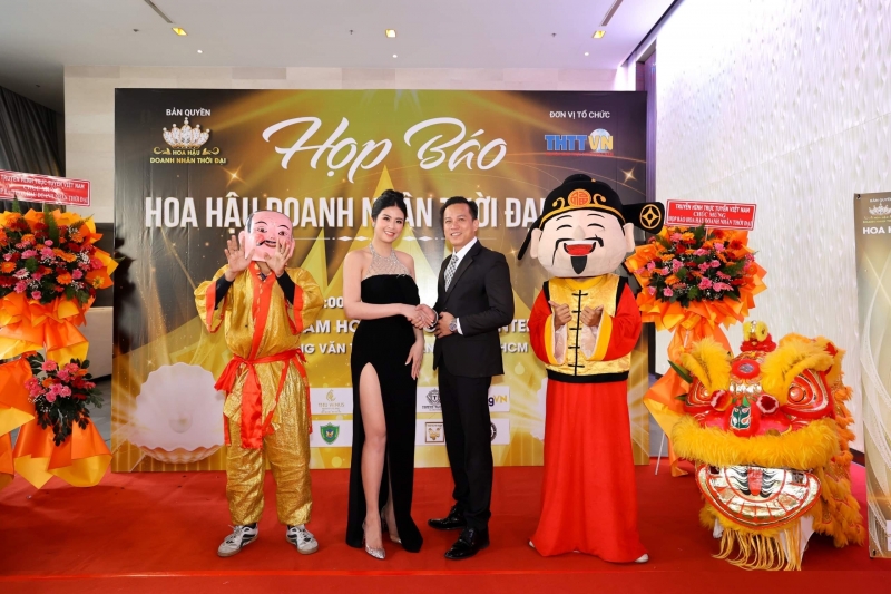 Hoa hậu Ngọc Hân và Trưởng BTC tại thảm đỏ họp báo.