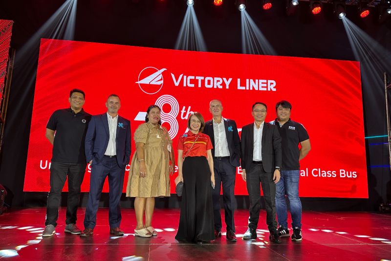 Đại diện Victory Liner - Volvo - Autodelta - THACO AUTO chụp hình tại sự kiện