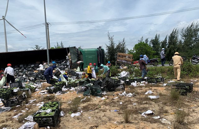 ro-mo243c-bi-lat-nguoi-d226n-gom-nhat-hon-30-tan-xo224i-gi250p-t224i-xe_1.jpg ro-mo243c-bi-lat-nguoi-d226n-gom-nhat-hon-30-tan-xo224i-gi250p-t224i-xe_1.jpg
