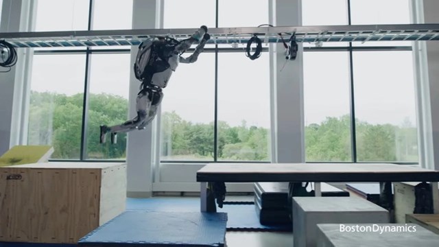 Robot trình diễn kỹ năng chạy parkour khiến nhiều người kinh ngạc 