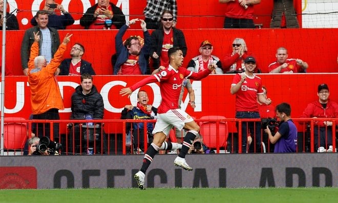 ronaldo-lap-c250-d250p-man-united-vuon-l234n-dan-dau-ngoai-hang-anh_2.jpg