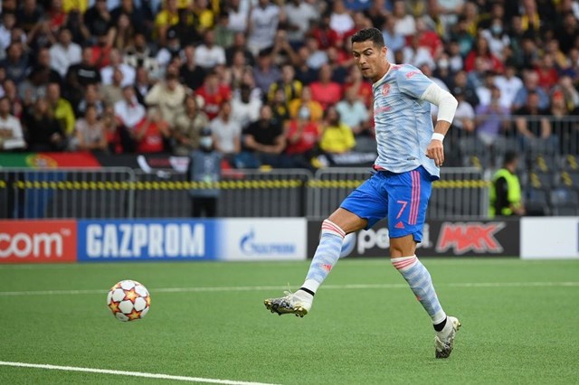 ronaldo-n243i-g236-sau-tran-thua-soc-tang-225o-dau-cho-nu-nh226n-vi234n-s226n-young-boys_1.jpg
