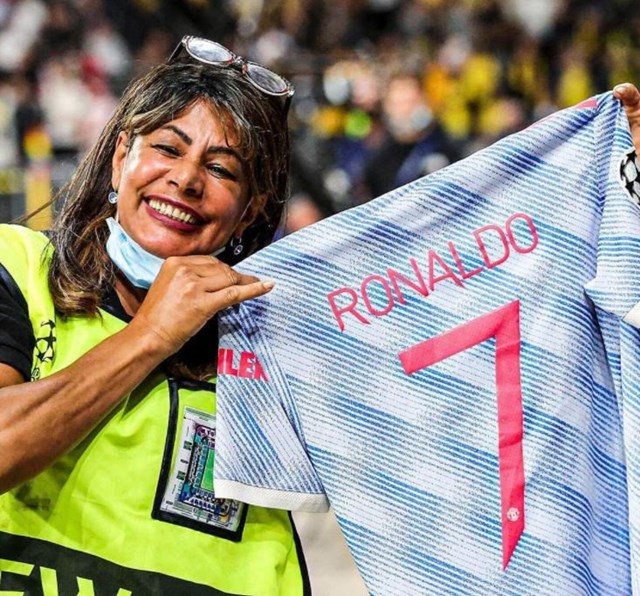ronaldo-n243i-g236-sau-tran-thua-soc-tang-225o-dau-cho-nu-nh226n-vi234n-s226n-young-boys_4.jpg