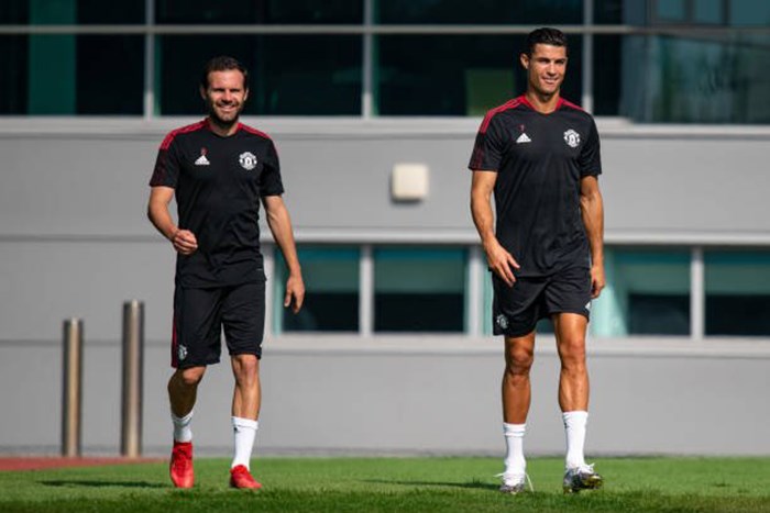 ronaldo-ph244-dien-ky-thuat-trong-buoi-tap-du-thuyet-phuc-hlv-solskjaer-cho-ra-s226n_2.jpg ronaldo-ph244-dien-ky-thuat-trong-buoi-tap-du-thuyet-phuc-hlv-solskjaer-cho-ra-s226n_2.jpg