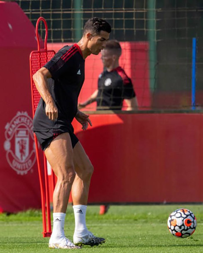 ronaldo-ph244-dien-ky-thuat-trong-buoi-tap-du-thuyet-phuc-hlv-solskjaer-cho-ra-s226n_6.jpg ronaldo-ph244-dien-ky-thuat-trong-buoi-tap-du-thuyet-phuc-hlv-solskjaer-cho-ra-s226n_6.jpg