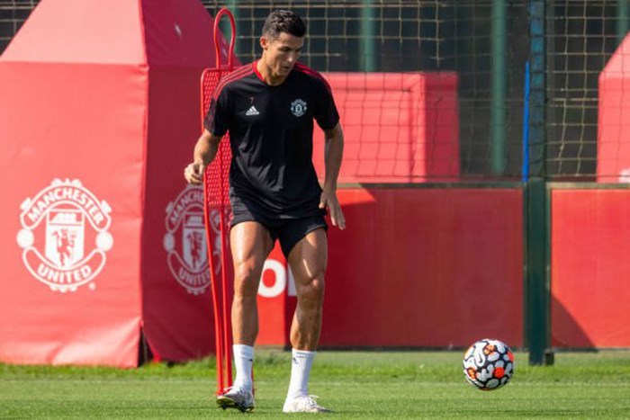 ronaldo-ph244-dien-ky-thuat-trong-buoi-tap-du-thuyet-phuc-hlv-solskjaer-cho-ra-s226n_8.jpg ronaldo-ph244-dien-ky-thuat-trong-buoi-tap-du-thuyet-phuc-hlv-solskjaer-cho-ra-s226n_8.jpg