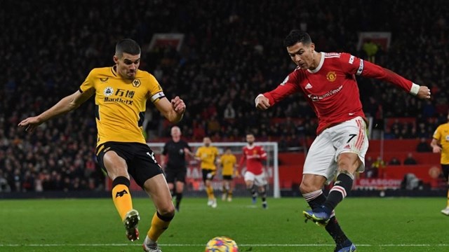 Ronaldo thi đấu mờ nhạt trước Wolves