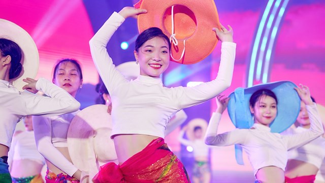 Rực rỡ sắc màu nhạc nước tại đêm khai mạc lễ hội du lịch Sầm Sơn 2023
