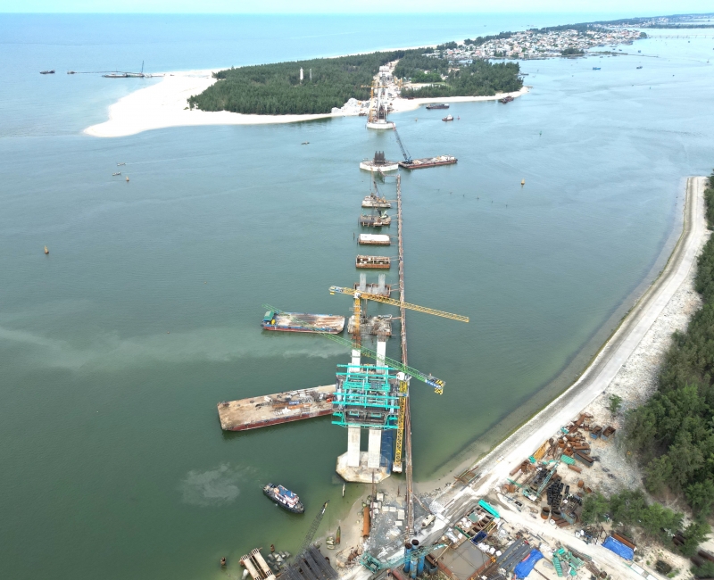 Nằm cách Rú Chá chưa đến 2km là dự án cầu vượt biển Thuận An dài nhất miền Trung được khởi công từ tháng 3/2022 với tổng vốn đầu tư 2.400 tỷ đồng, dự kiến hoàn thành vào năm 2025. Với các dự án, kế hoạch đã được phê duyệt và triển khai, vùng ven biển của tỉnh Thừa Thiên Huế rồi sẽ có những sự thay đổi đáng kể trong thời gian tới, và Rú Chá sẽ là một điểm nhấn không thể thiếu