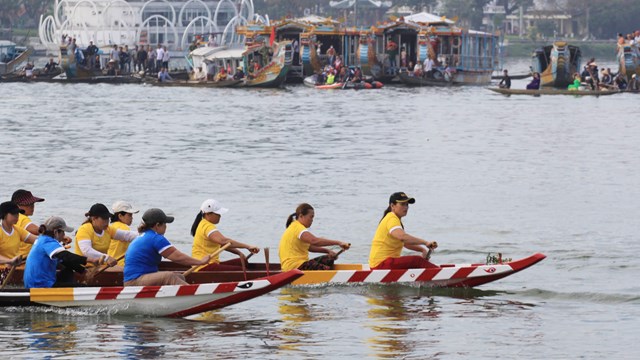 Sôi nổi hoạt động đua ghe trên sông Hương