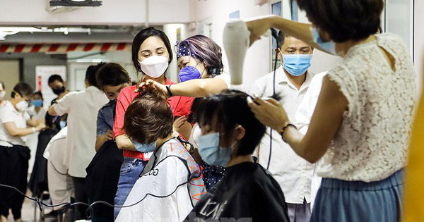 ‘Salon tóc’ duy nhất được hoạt động trong thời gian ‘ai ở đâu ở nguyên đó’ phòng dịch