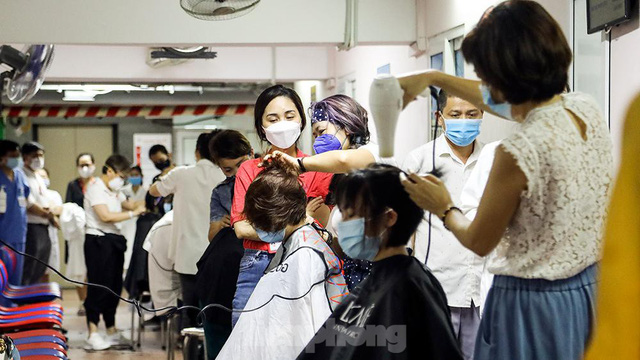 ‘Salon tóc’ duy nhất được hoạt động trong thời gian ‘ai ở đâu ở nguyên đó’ phòng dịch - Ảnh 1.