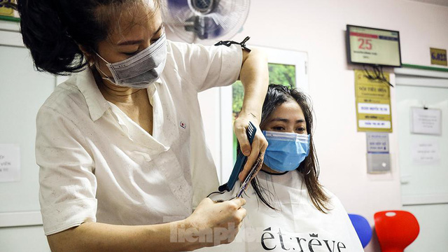 ‘Salon tóc’ duy nhất được hoạt động trong thời gian ‘ai ở đâu ở nguyên đó’ phòng dịch - Ảnh 10.