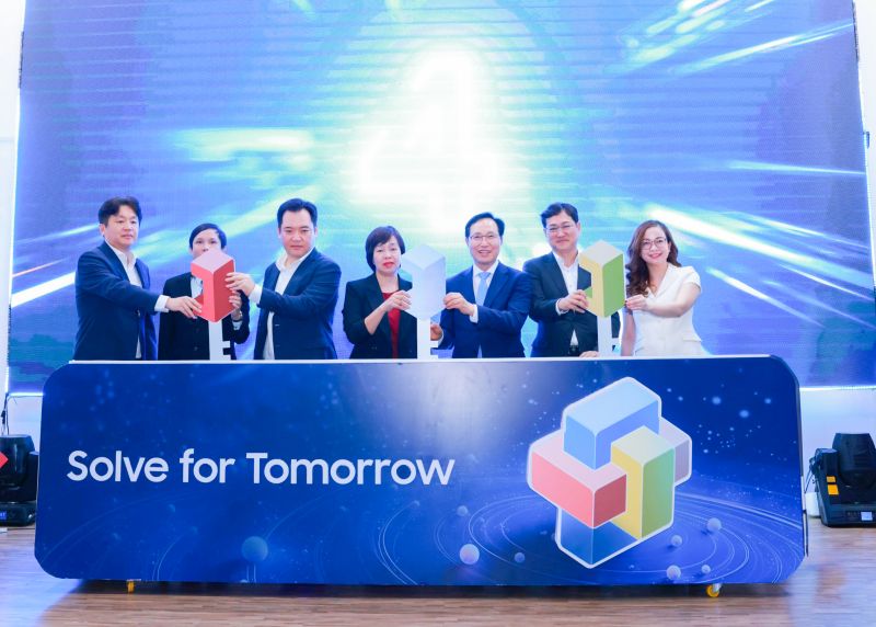 Các đại biểu thực hiện nghi thức khởi động cuộc thi Solve for Tomorrow 2024 tại khu vực miền Trung