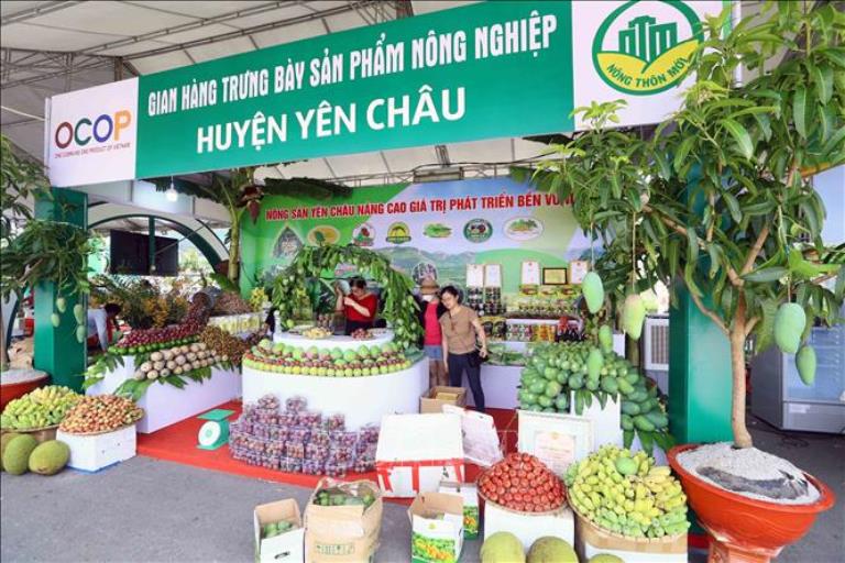 Sơn La có khí hậu nhiệt đới gió mùa vùng núi, mùa đông lạnh khô, mùa hè nóng ẩm, mưa nhiều. Khí hậu Sơn La chia làm 4 mùa rõ rệt: xuân, hạ, thu, đông đó là lợi thế để nhiều loại hoa quả phát triển tốt và mang nhiều giá trị dinh dưỡng Sơn La có khí hậu nhiệt đới gió mùa vùng núi, mùa đông lạnh khô, mùa hè nóng ẩm, mưa nhiều. Khí hậu Sơn La chia làm 4 mùa rõ rệt: xuân, hạ, thu, đông đó là lợi thế để nhiều loại hoa quả phát triển tốt và mang nhiều giá trị dinh dưỡng