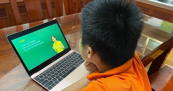 Sát ngày khai giảng, phụ huynh Việt cấp tập mua thiết bị cho con học online