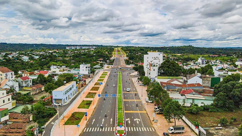 Đưa vào sử dụng công trình đường Đông-Tây (đến năm 2016 tuyến đường này được tỉnh Đắk Lắk đặt tên là đường Võ Nguyên Giáp) có chiều dài tuyến 6,9km, tổng mức đầu tư hơn 1.239 tỷ đồng