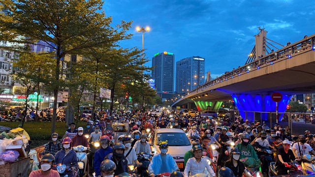 Sau cơn mưa, người dân Hà Nội lê lết từ 'điểm nghẽn' này đến 'nút thắt' khác