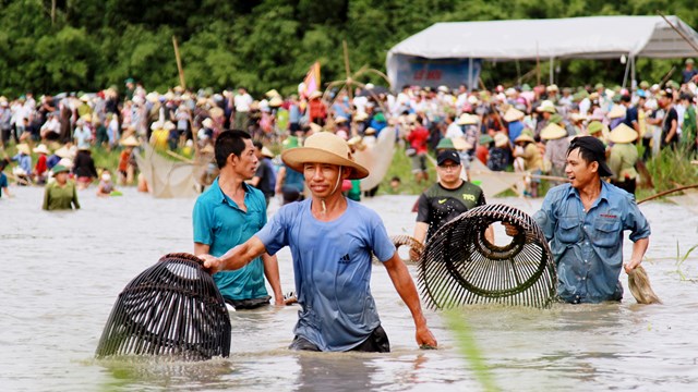 Sau trống khai hội, hàng nghìn người đua nhau xuống đầm Vực Rào bắt cá